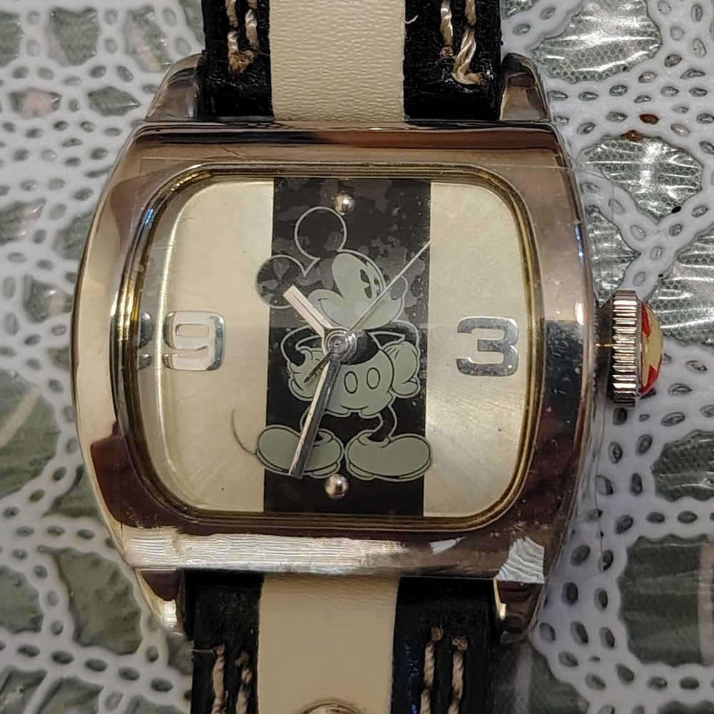 Authentic Disney Mickey Mouse Watch. *New without box **needs battery
